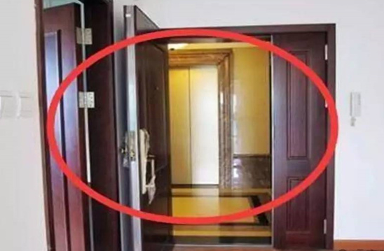 电梯对大门怎么办